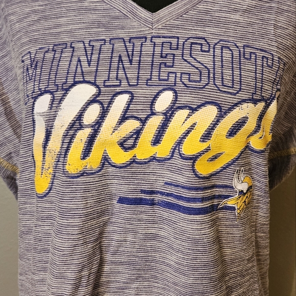 Minnesota Vikings Women's xl Purple V-Neck T-Shirt - Picture 6 of 6